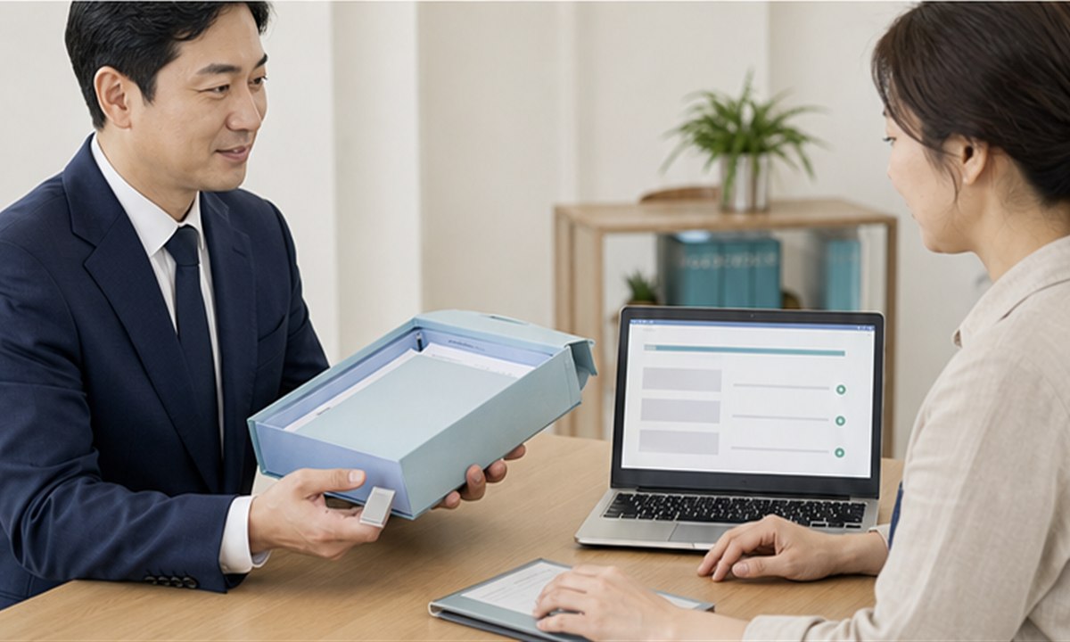 세무사가 매장 사장님에게 정리된 장부 파일과 저장장치를 인계하고 사장님이 노트북에서 수임 권한을 확인하는 장면